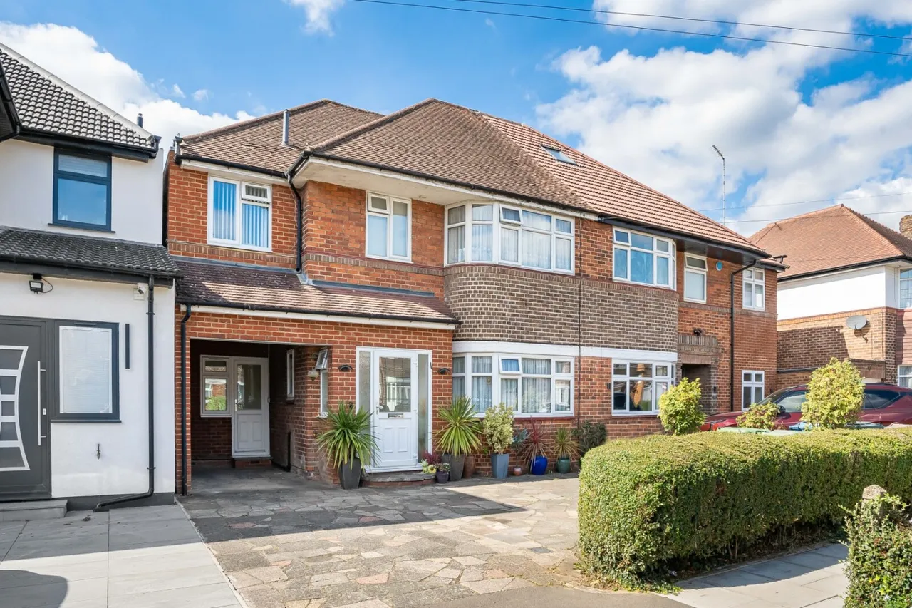 4 bed house for sale, Howberry Road, Edgware, HA8