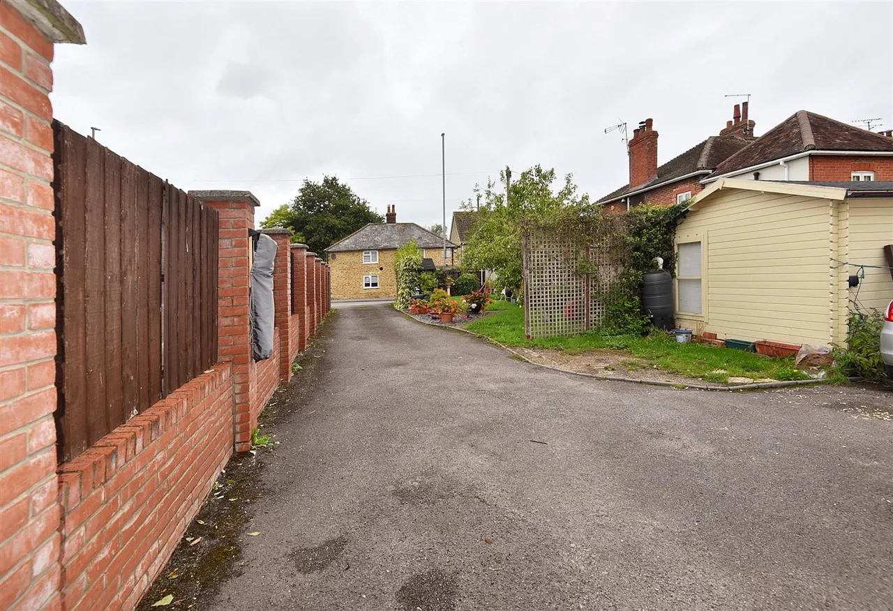 Shaftesbury Road, Lodden, photo 6