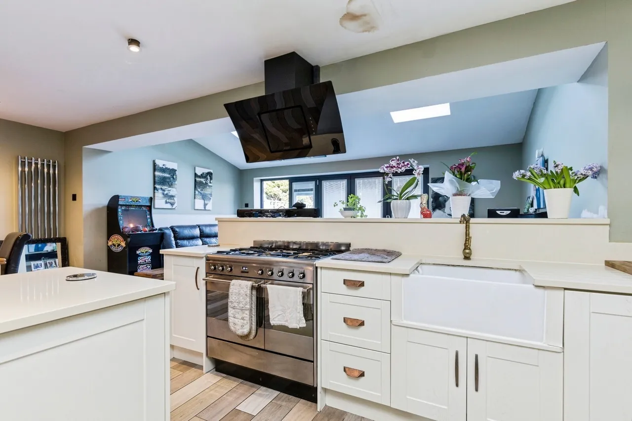 Five Acres, Northgate, RH10, photo 2