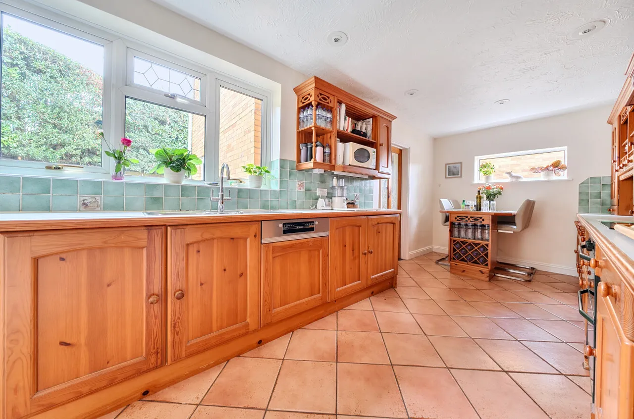 Turnville Close, Lightwater, Surrey, GU18 5UA, photo 4