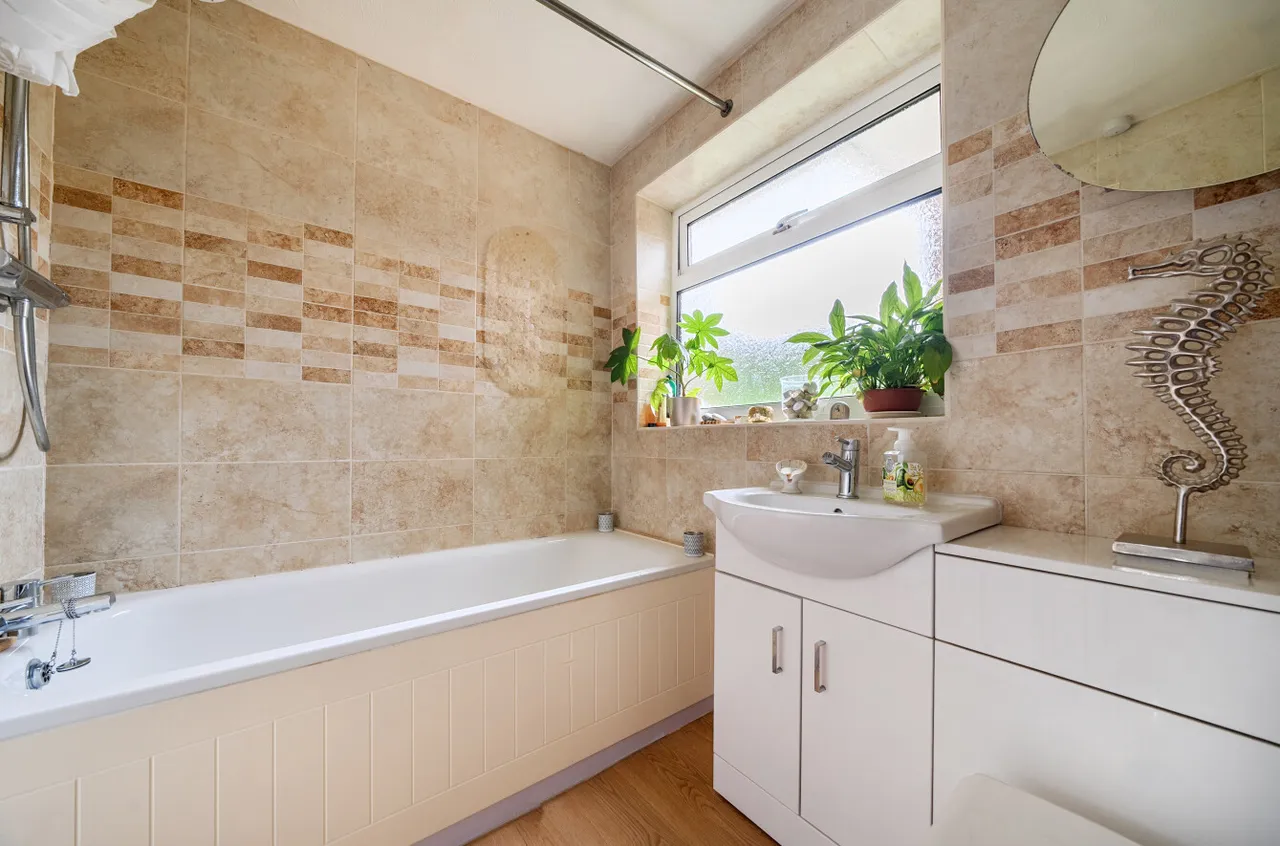 Turnville Close, Lightwater, Surrey, GU18 5UA, photo 6