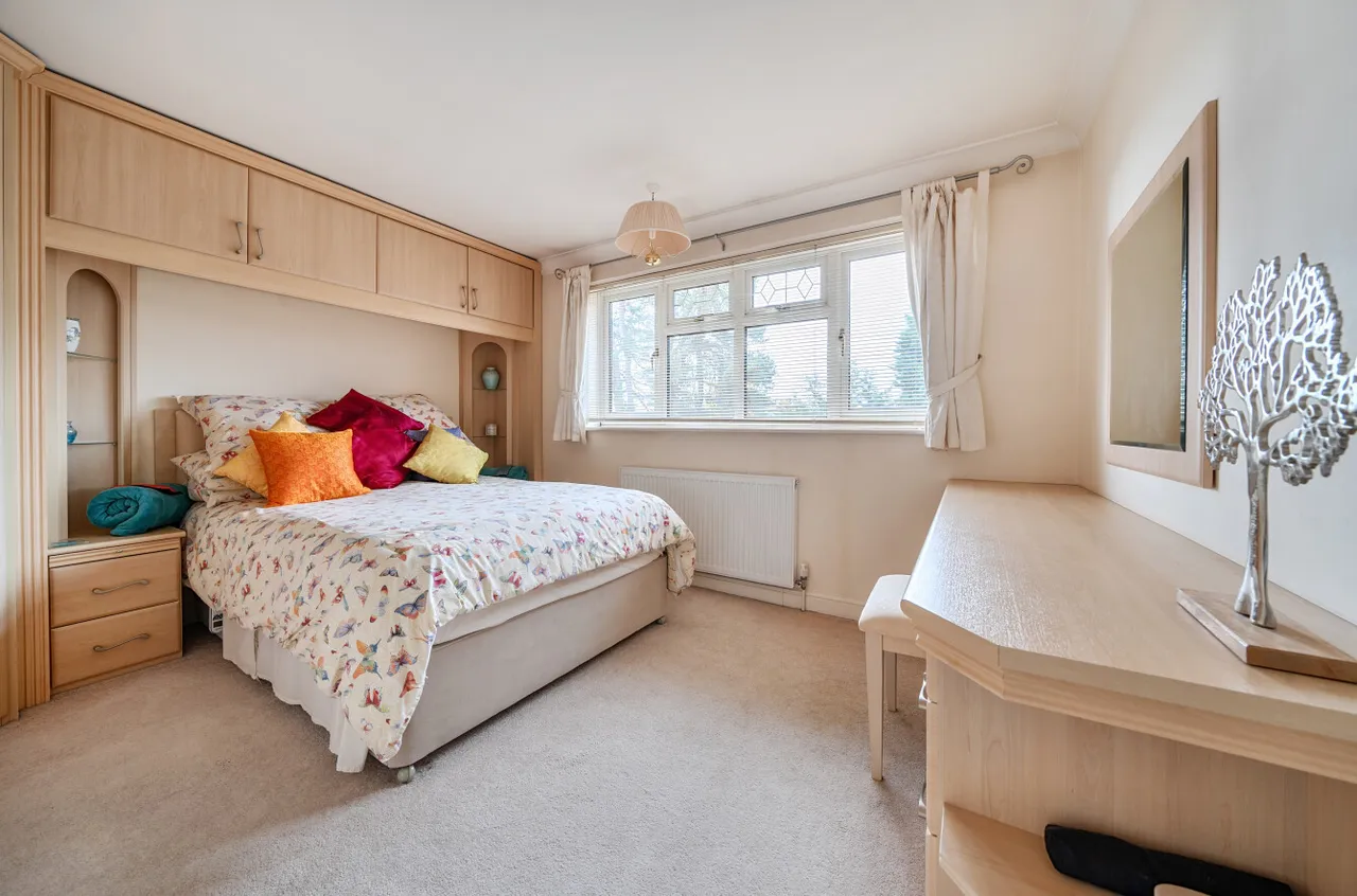 Turnville Close, Lightwater, Surrey, GU18 5UA, photo 5