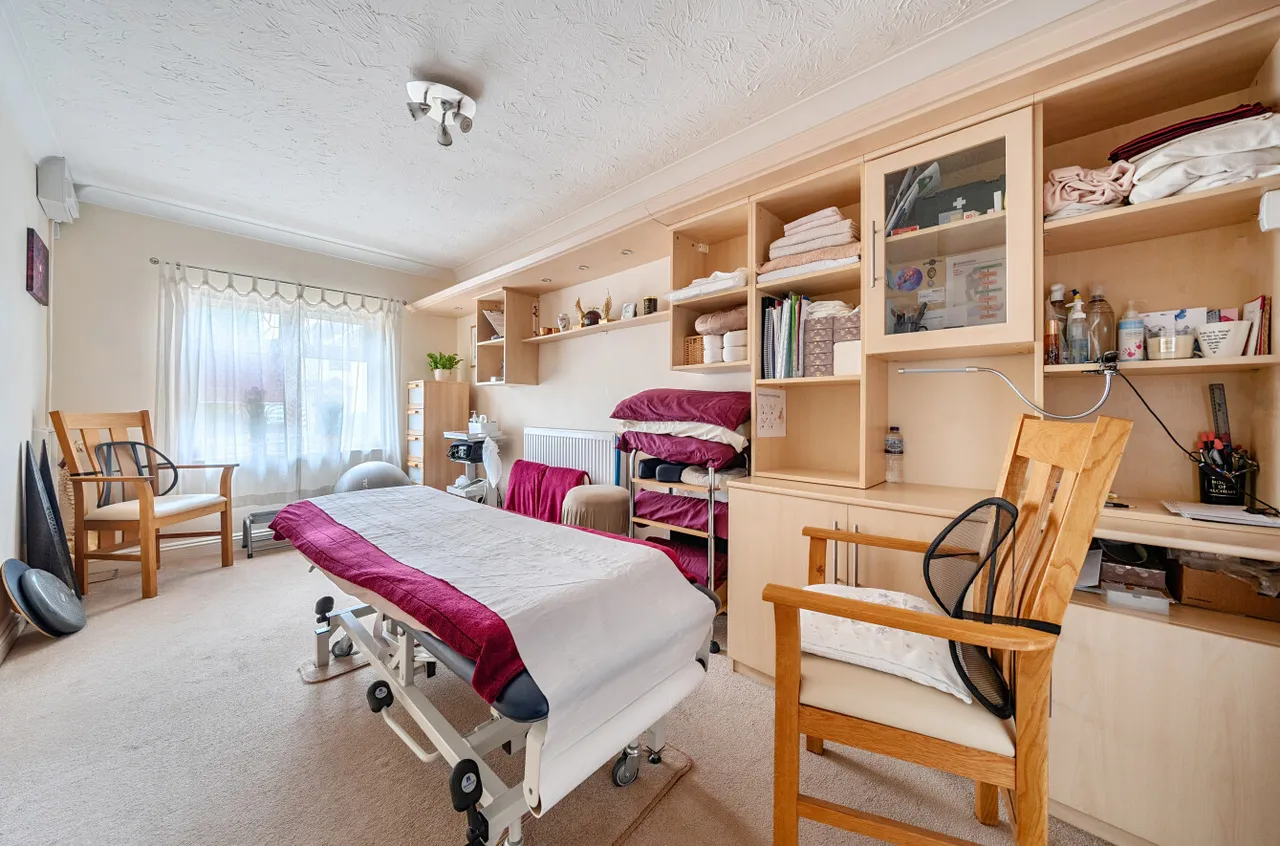 Turnville Close, Lightwater, Surrey, GU18 5UA, photo 9