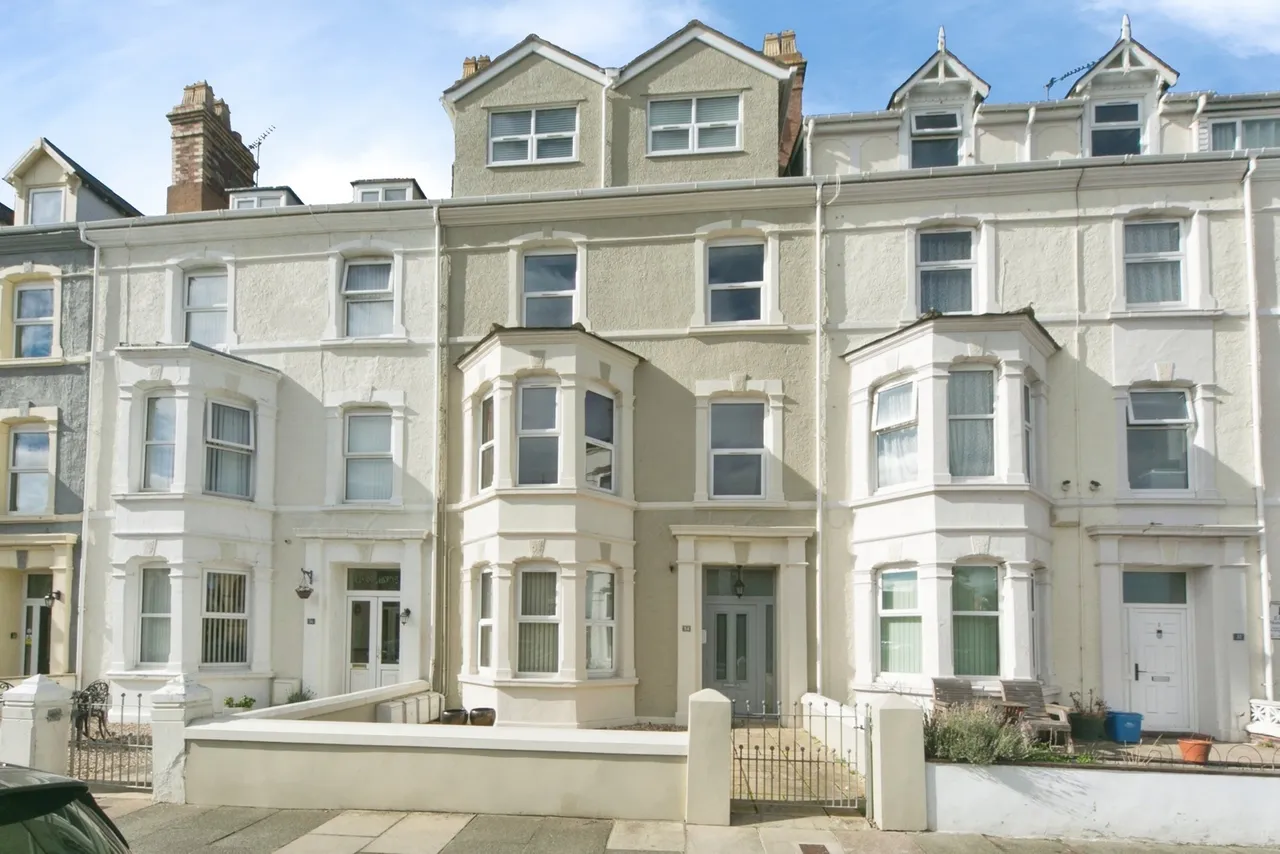 2 bed flat for sale, Lloyd Street, Llandudno, LL30