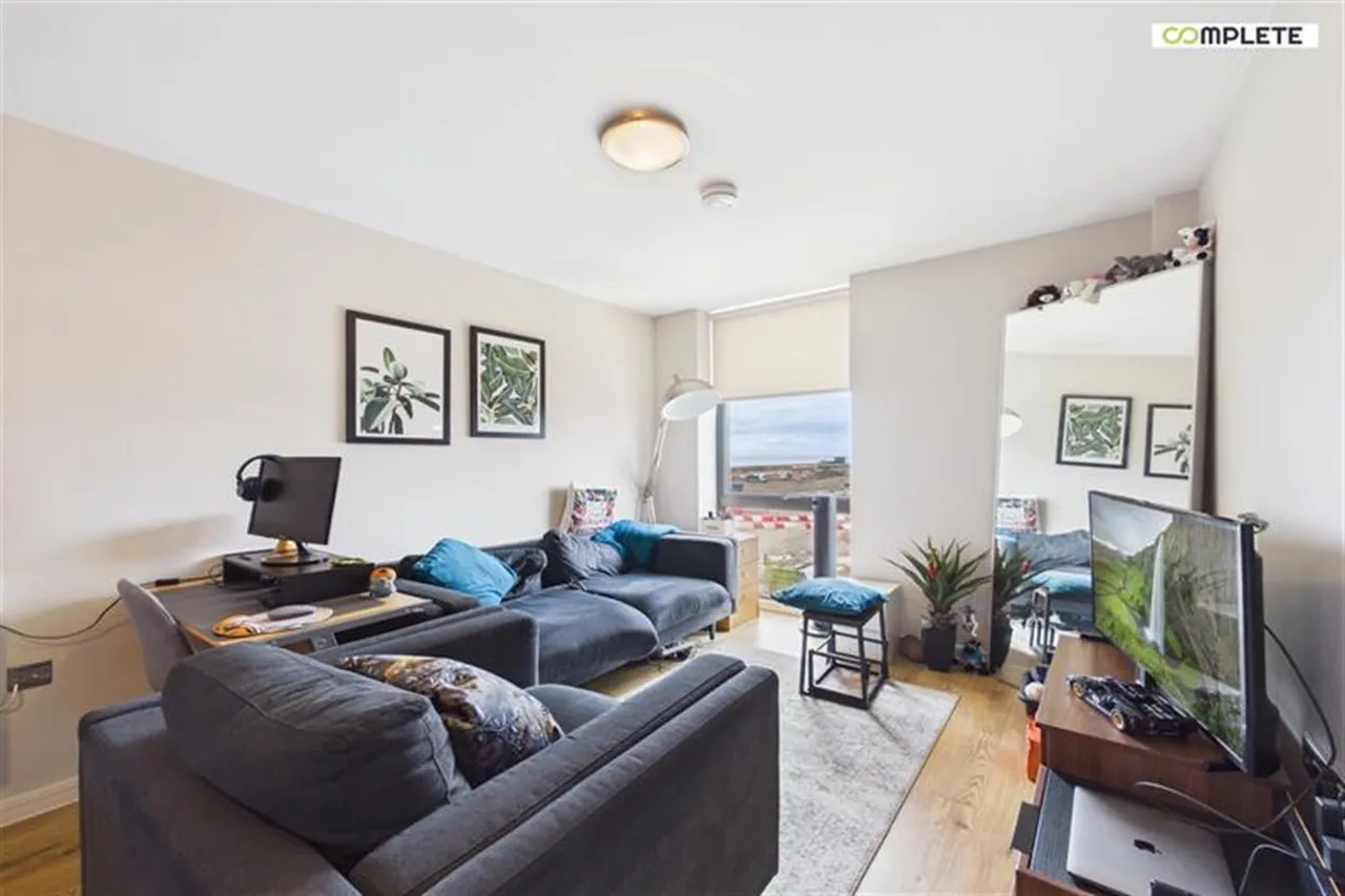 2 bed flat for sale, Jesse Hartley Way, Liverpool, L3