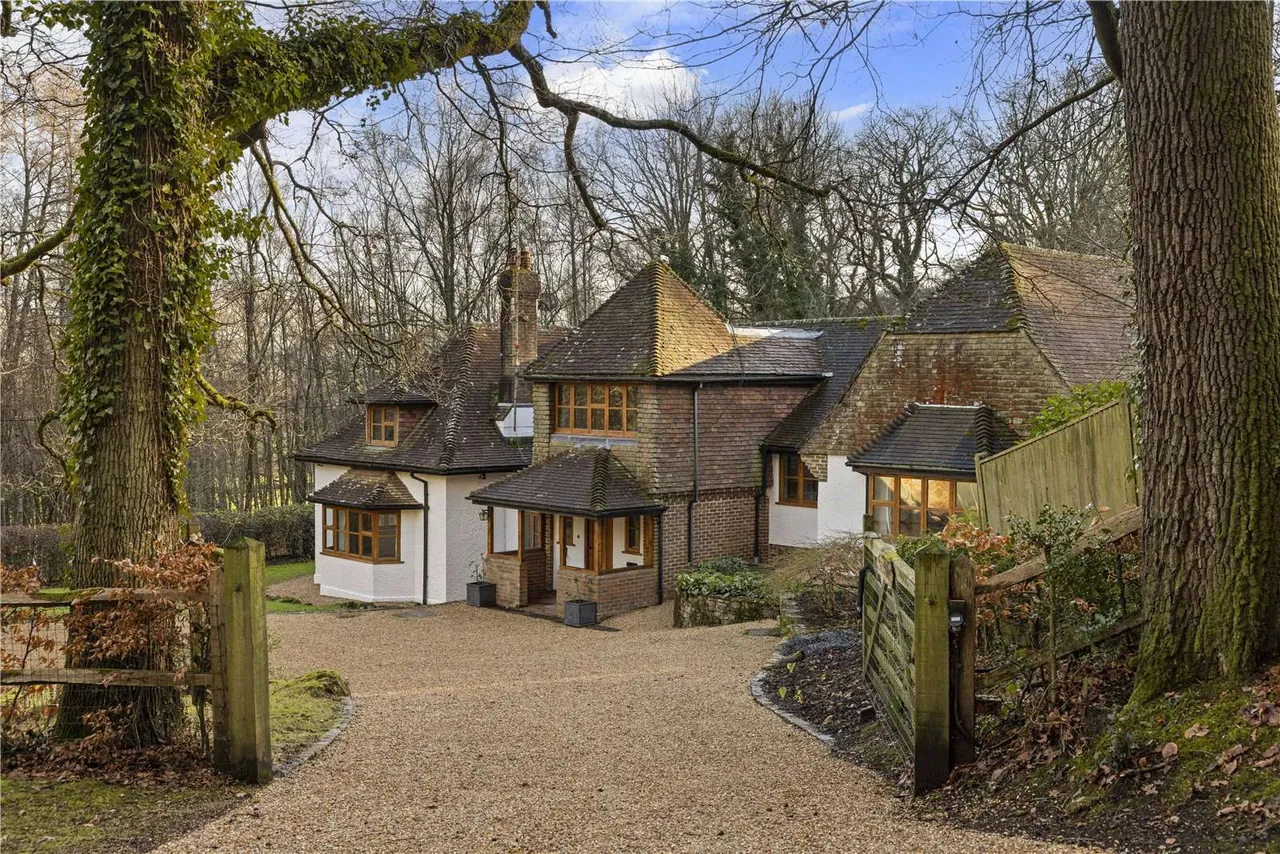 Roundhurst Lane, Haslemere, West Sussex, GU27 3BN, photo 5