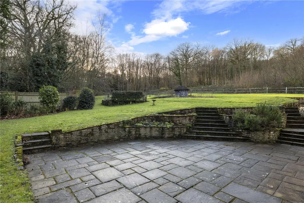 Roundhurst Lane, Haslemere, West Sussex, GU27 3BN, photo 8
