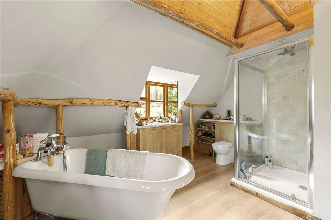 Roundhurst Lane, Haslemere, West Sussex, GU27 3BN, photo 11