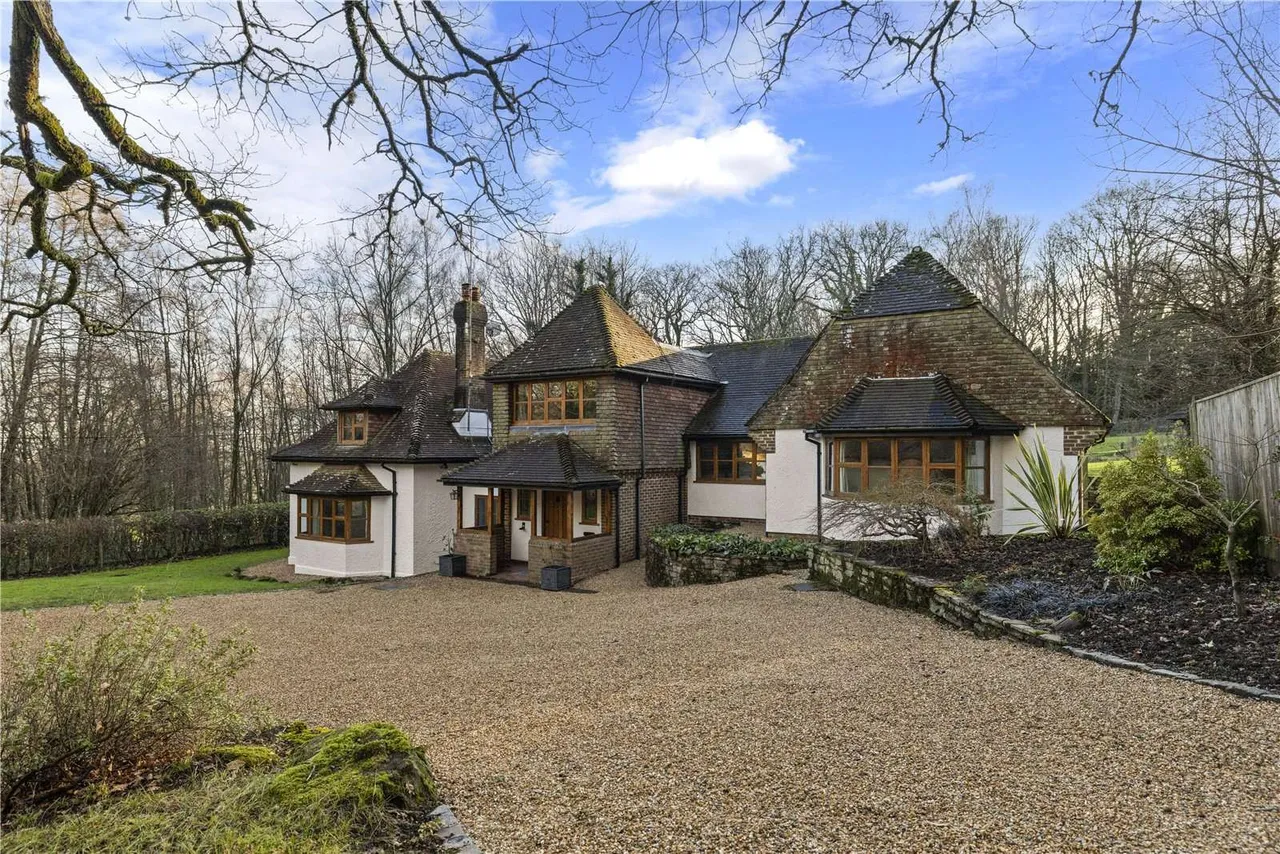 4 bed house for sale — Roundhurst Lane, Haslemere, West Sussex, GU27 3BN
