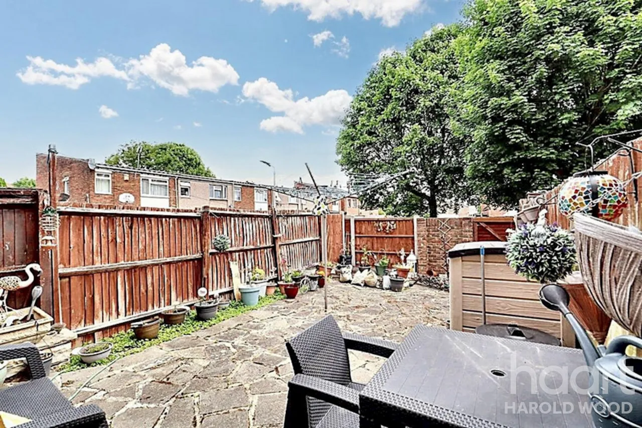 Mimosa Close, Harold Hill, RM3, photo 17