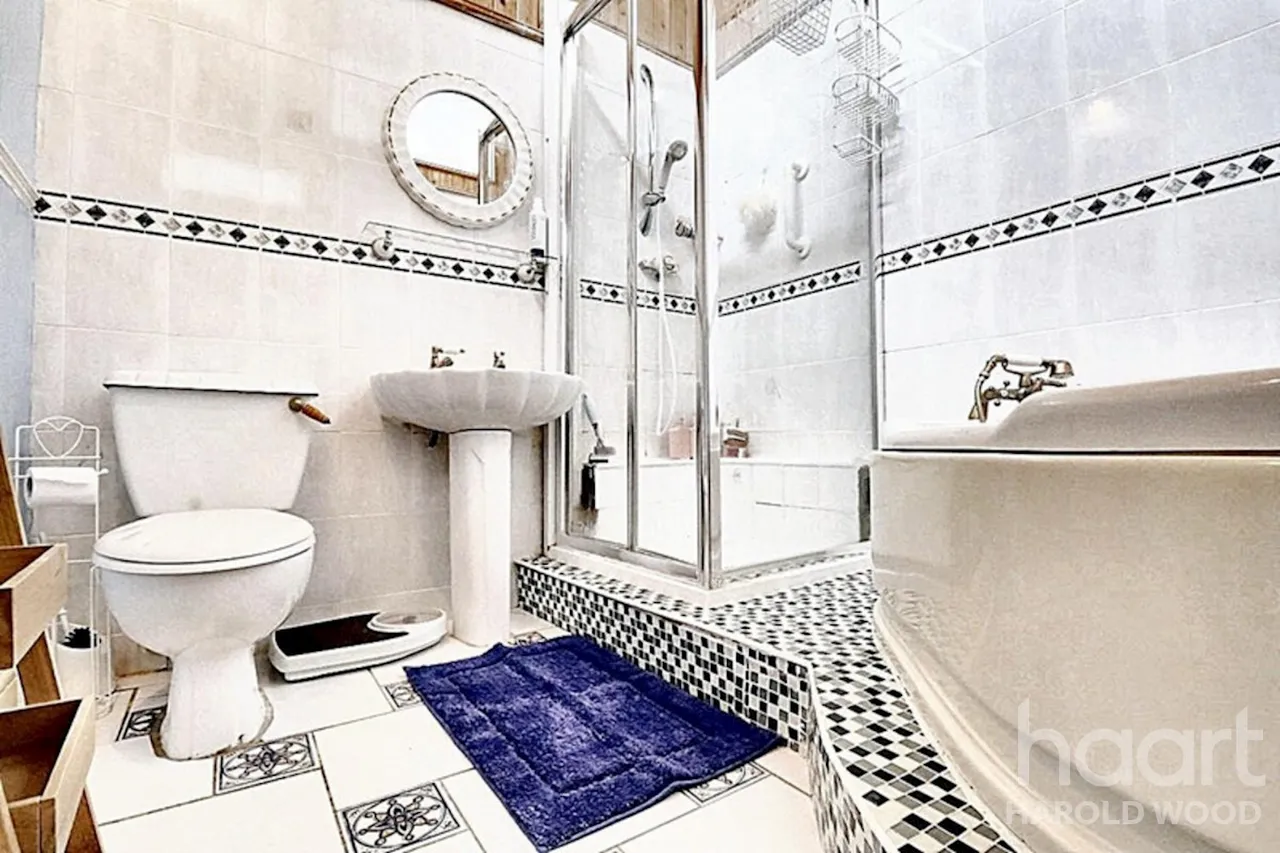 Mimosa Close, Harold Hill, RM3, photo 15