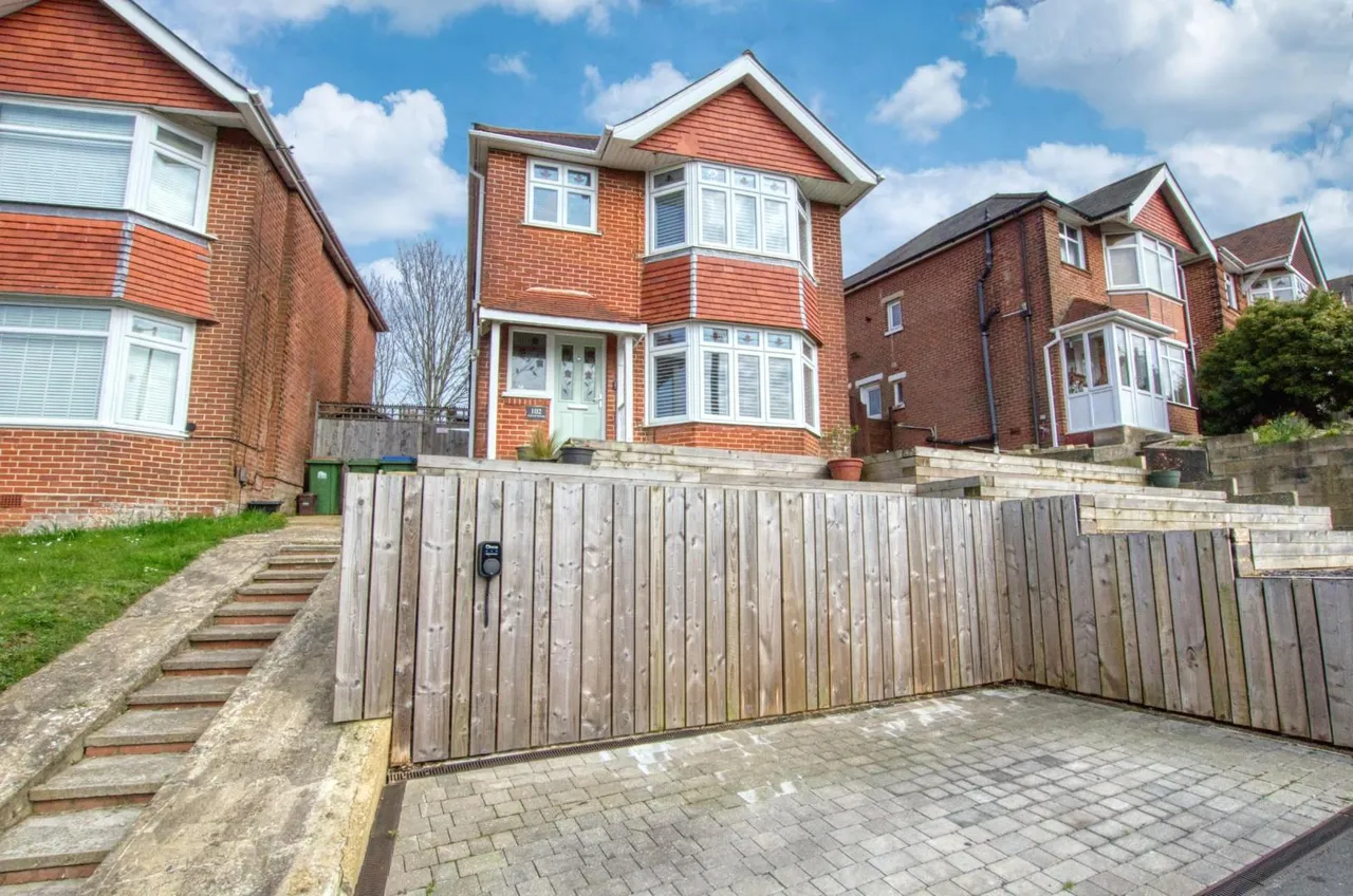 3 bed house for sale — Chessel Avenue, Southampton, SO19 4DX