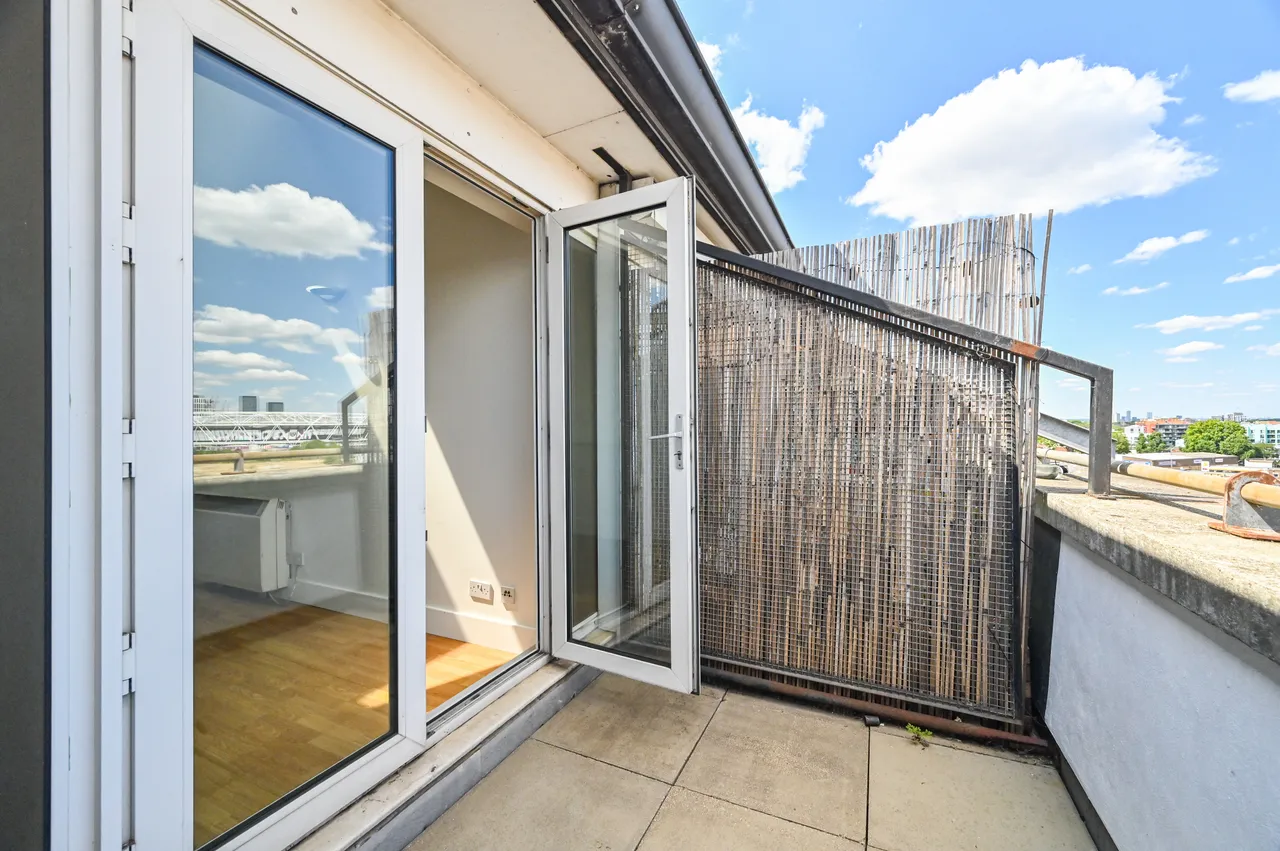 Flat 551 Manhattan Building, Bow Quarter, London, photo 9
