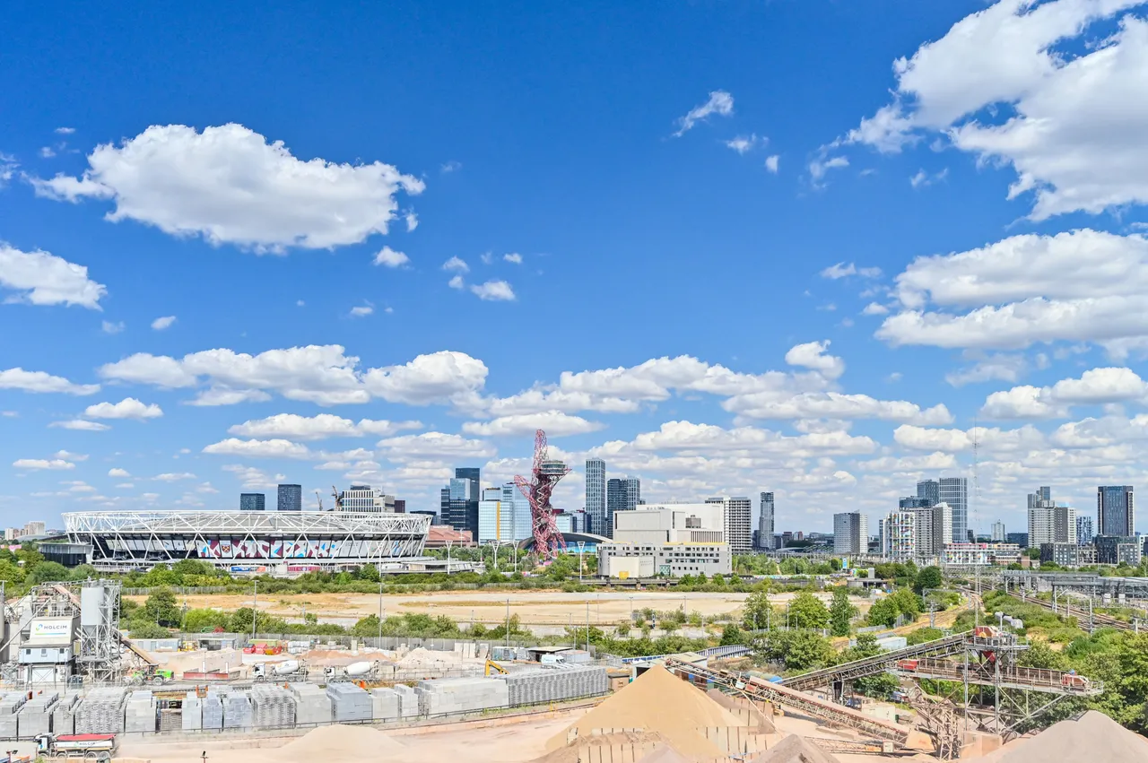 Flat 551 Manhattan Building, Bow Quarter, London, photo 11