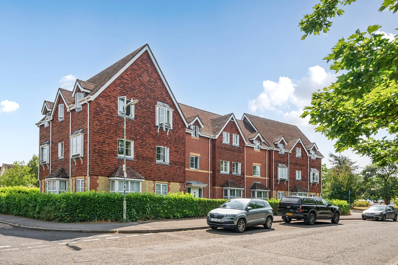 2 bed flat for sale — Ottawa Drive, Liphook, GU30