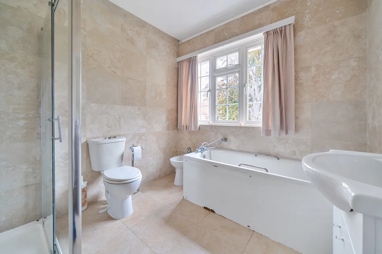 Copsem Drive, Esher, KT10, photo 11