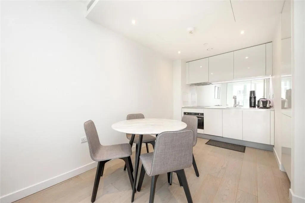 Wandsworth Road, Nine Elms, SW8, photo 3