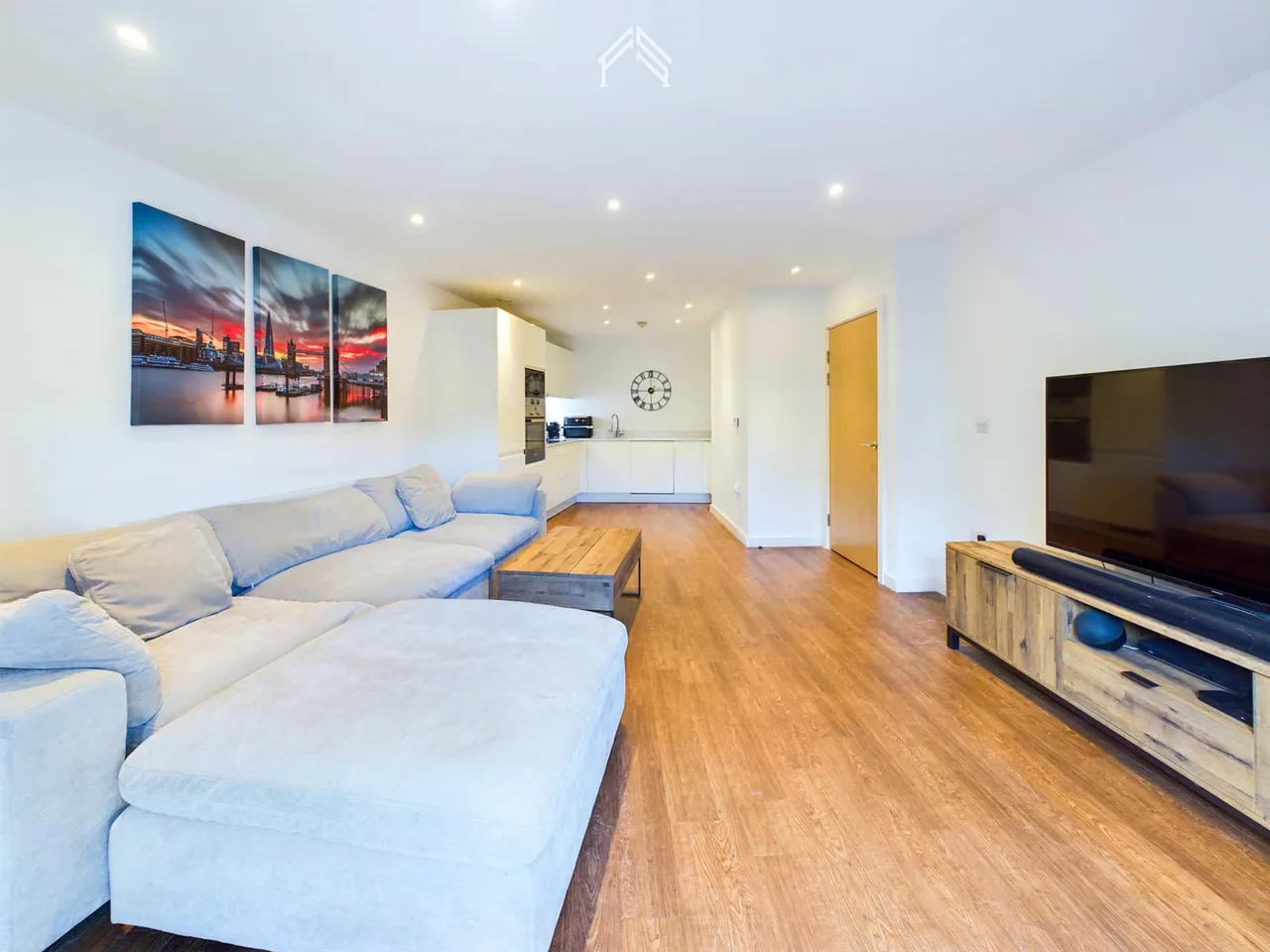 Royal Court, Stanmore HA7 1FT, photo 2