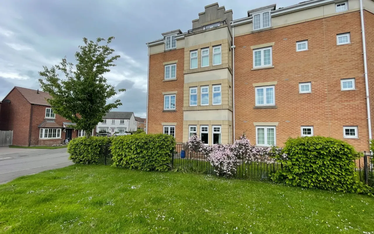 2 bed flat for sale — Elmroyd Court Penistone