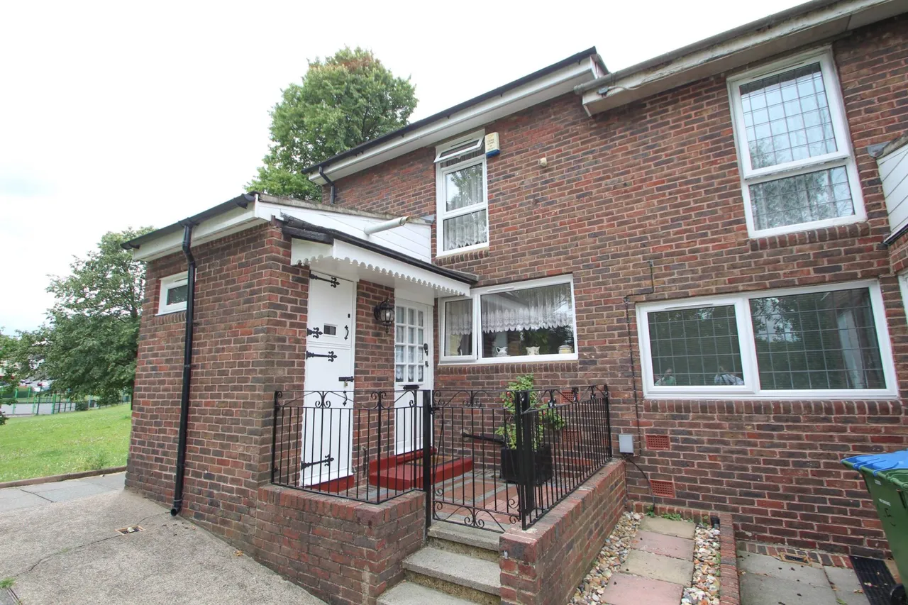 3 bed house for sale — Invermore Place, London