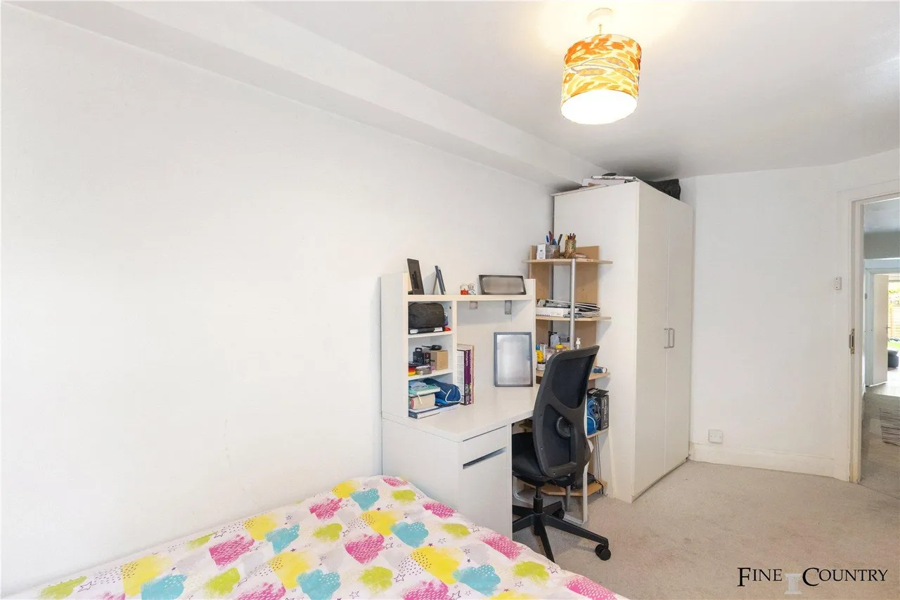 Minster Road, London, photo 17