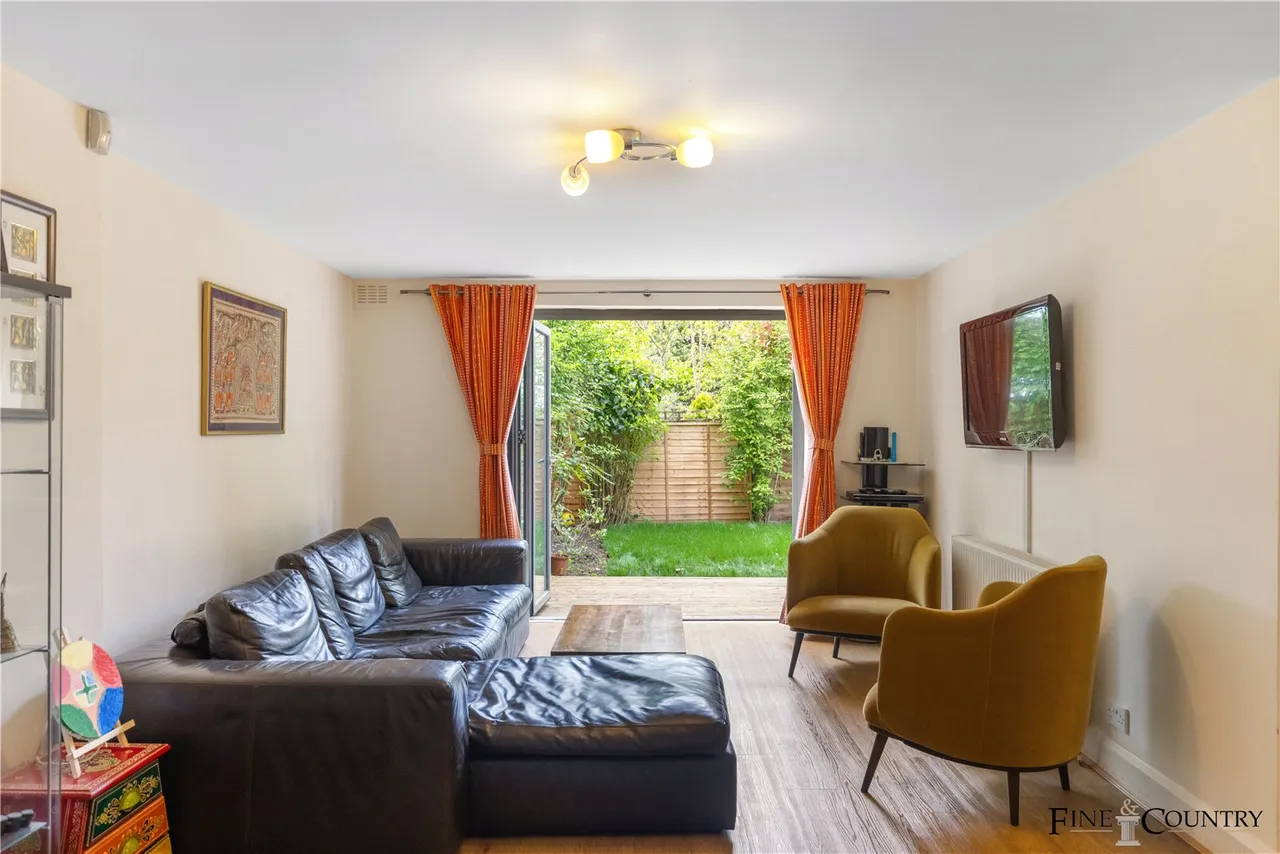 Minster Road, London, photo 2