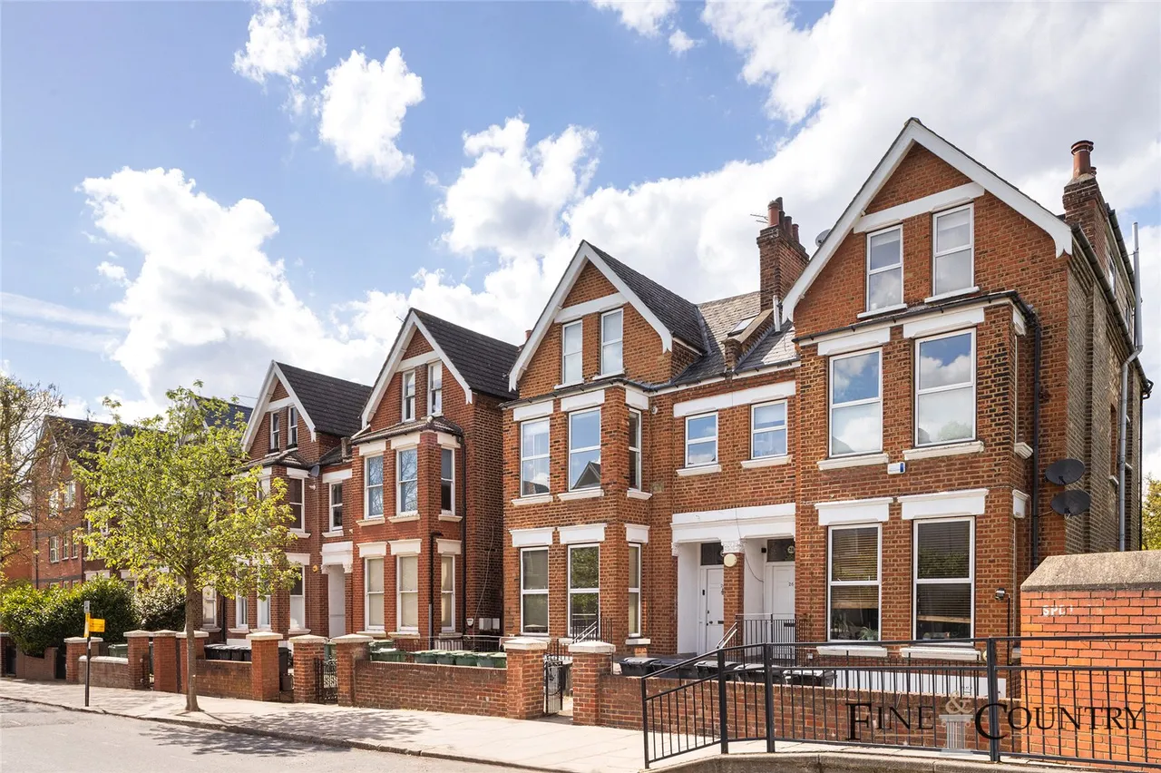 3 bed flat for sale, Minster Road, London