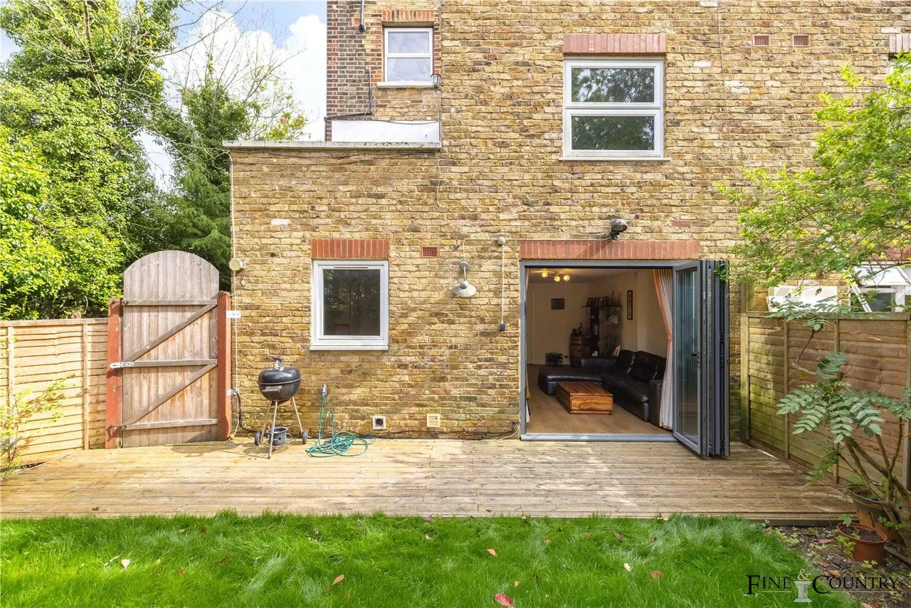 Minster Road, London, photo 19