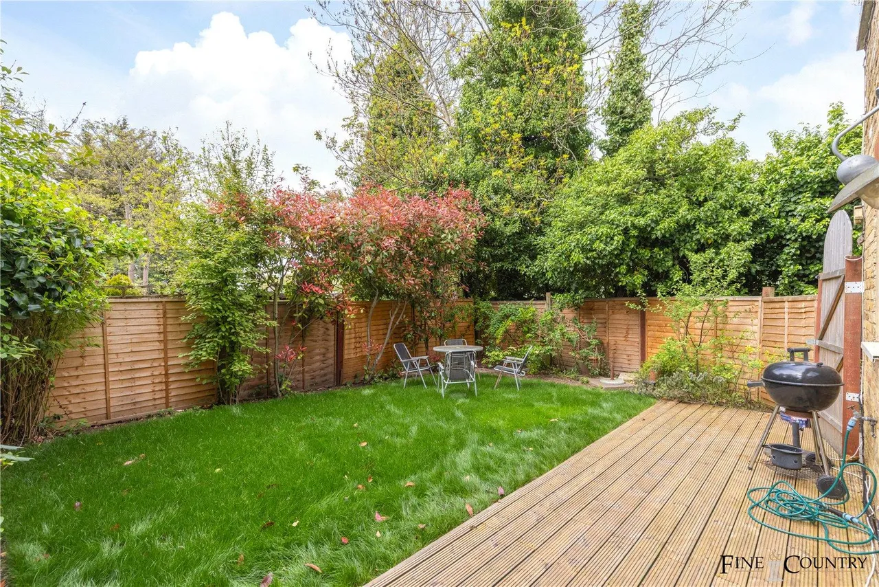 Minster Road, London, photo 18