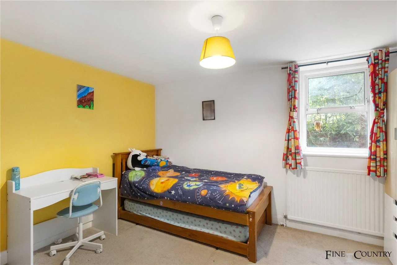 Minster Road, London, photo 15
