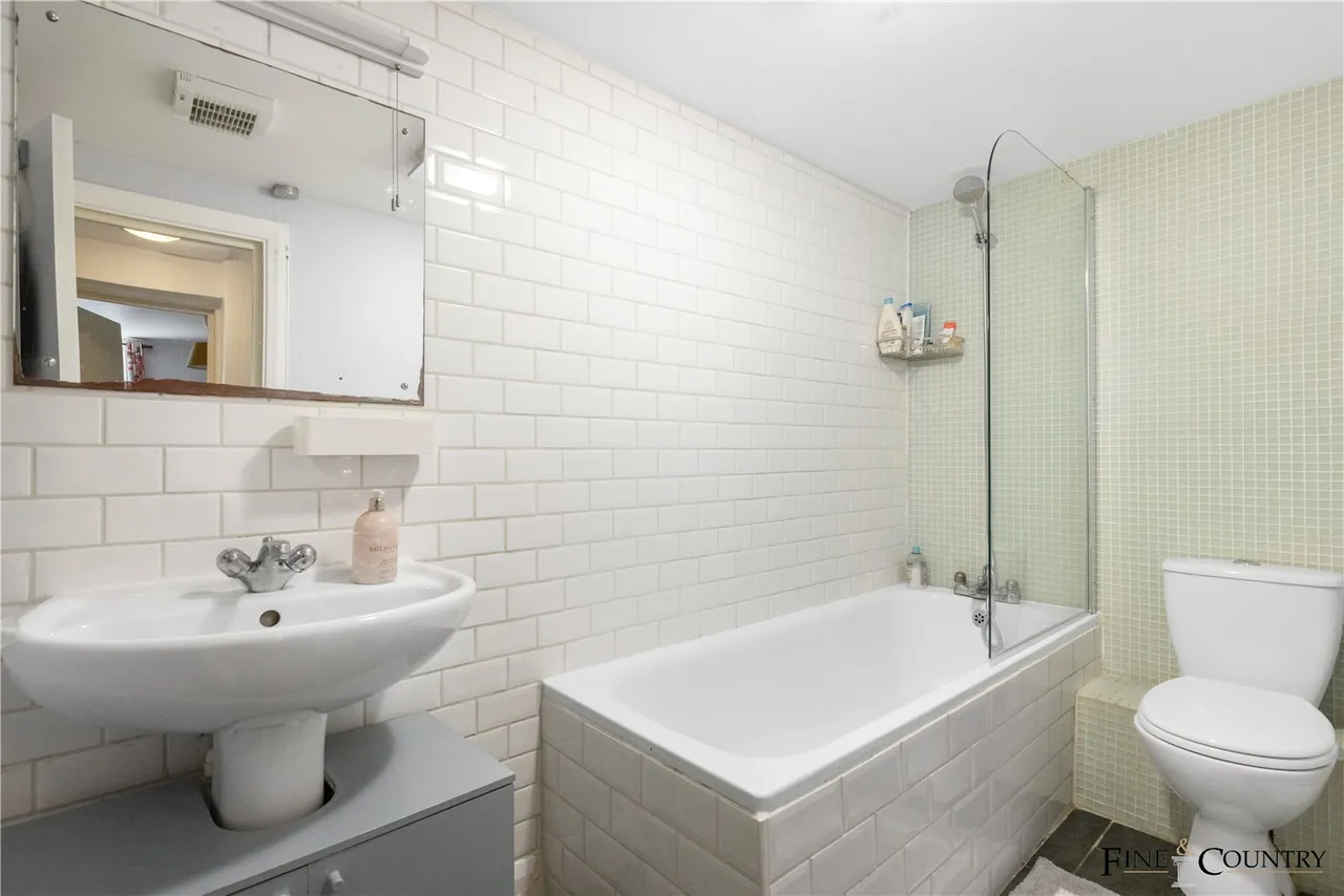 Minster Road, London, photo 12