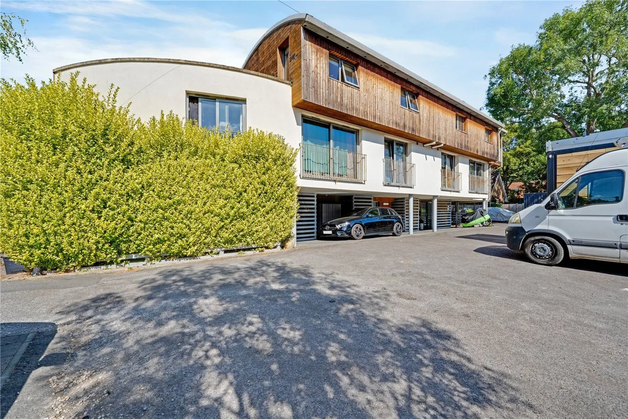 2 bed flat for sale, Windlesham Mews, Hampton Hill, TW12