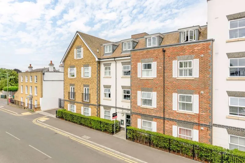 2 bed flat for sale — Bridge Street, Walton-On-Thames KT12 1AL