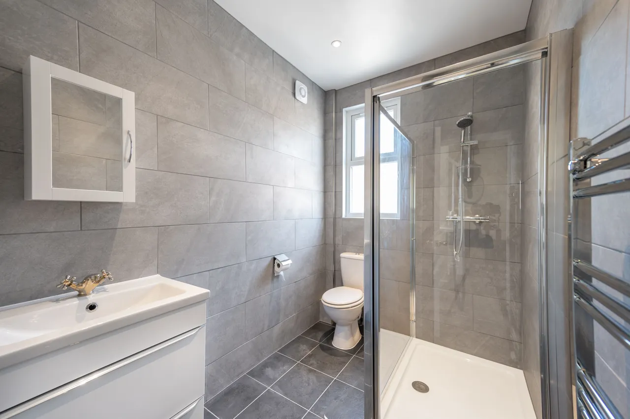 Brentford, TW8, photo 3