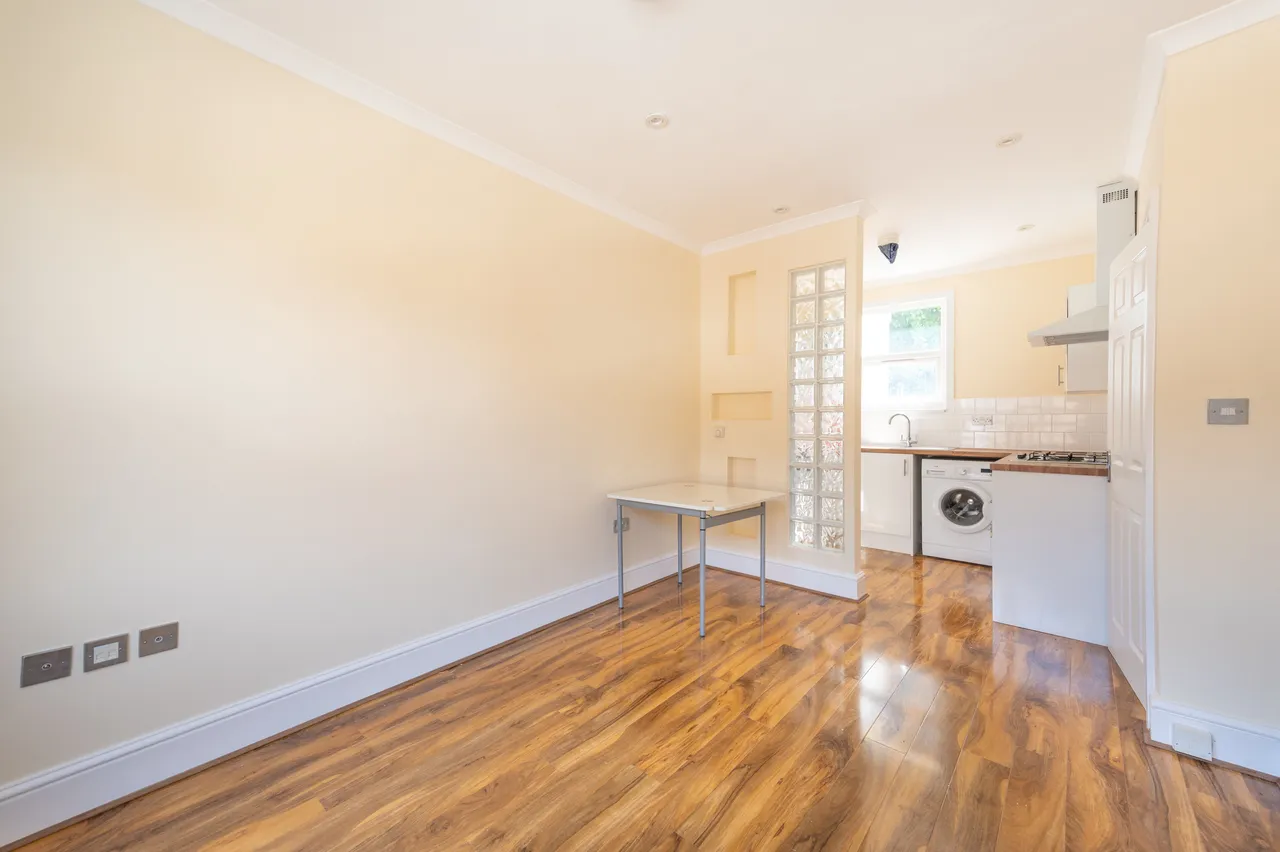 Brentford, TW8, photo 6