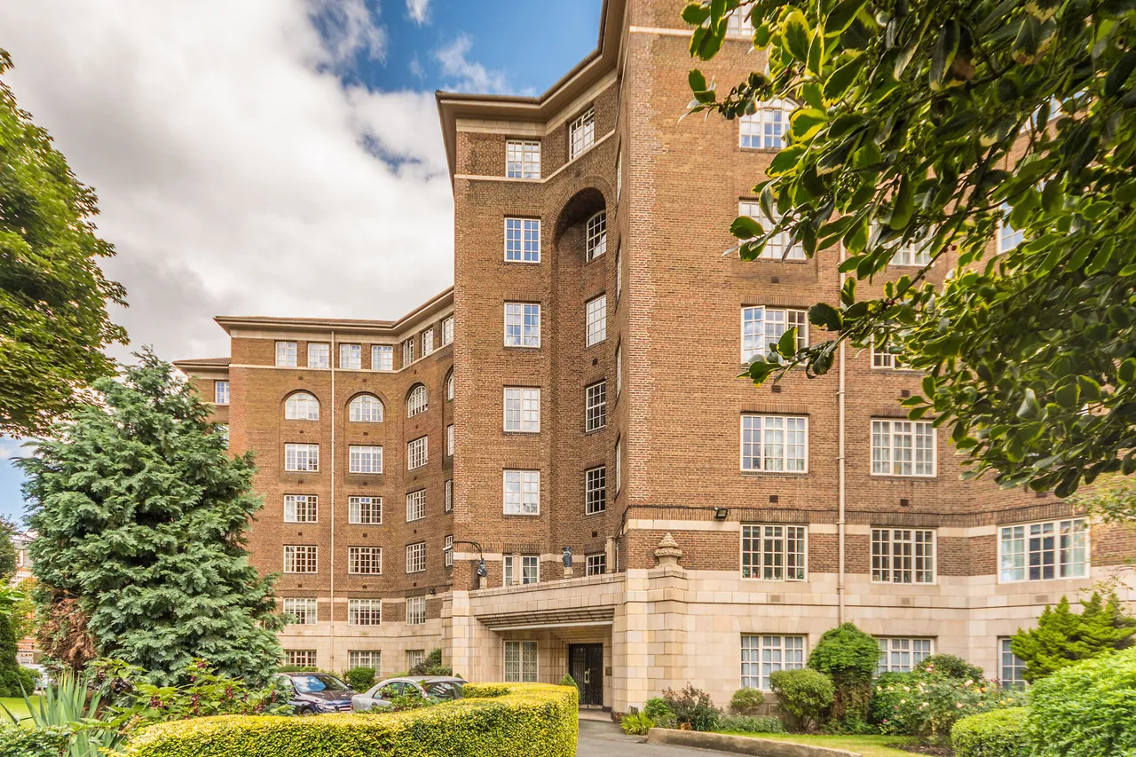 3 bed flat for sale — 30 Cropthorne Court, 20-28 Maida Vale, London