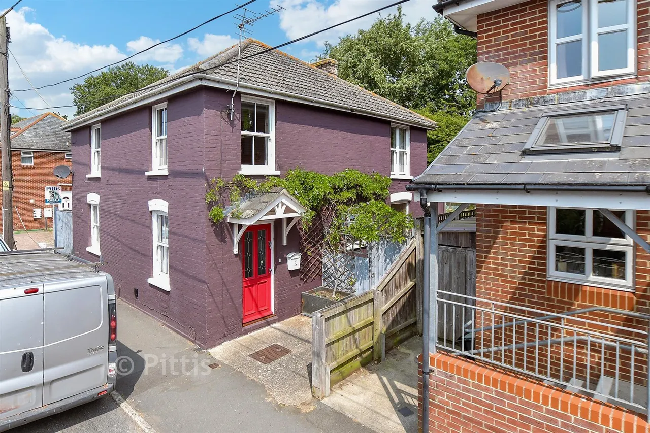 3 bed house for sale, School Green Road, Freshwater, PO40