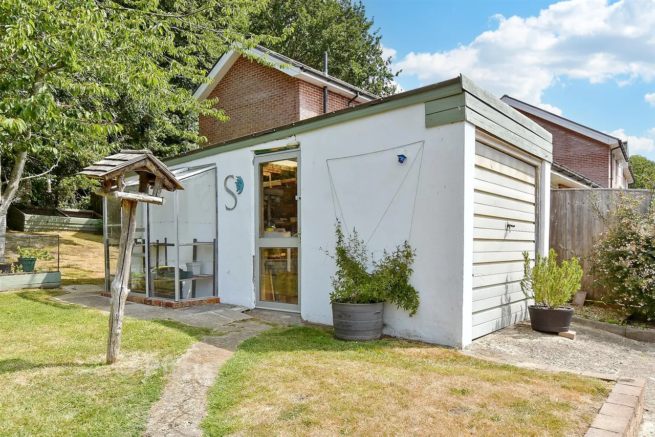 School Green Road, Freshwater, PO40, photo 16