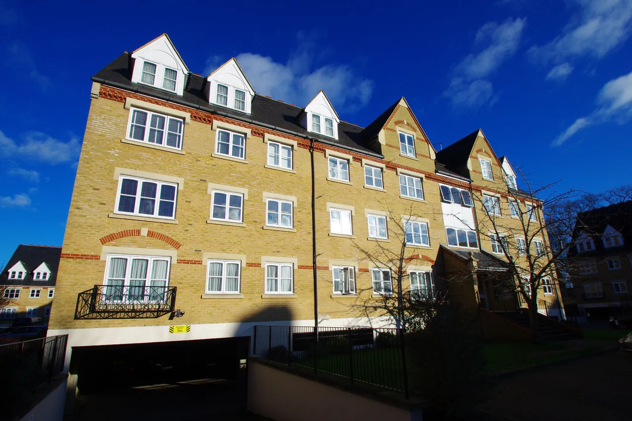 2 bed flat to rent — 18 Badminton House, Anglian Close, Watford