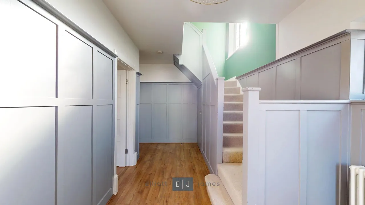 Stradbroke Grove, Buckhurst Hill, photo 5