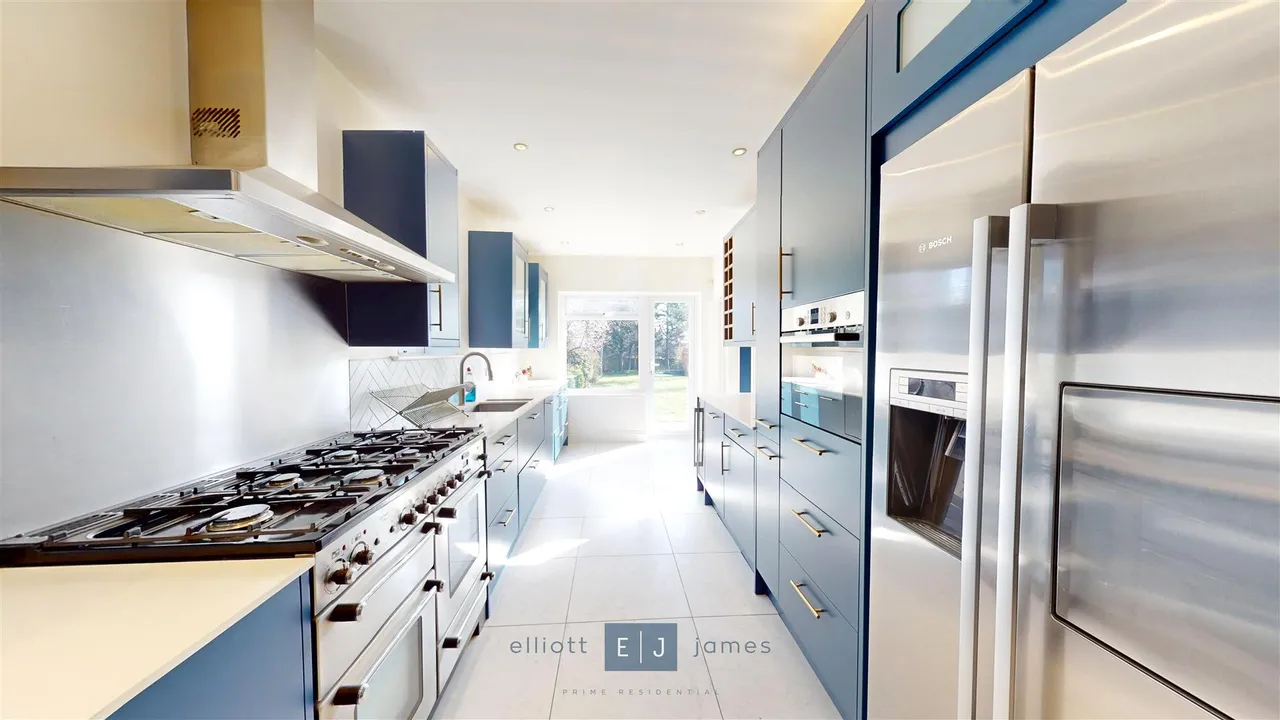 Stradbroke Grove, Buckhurst Hill, photo 3