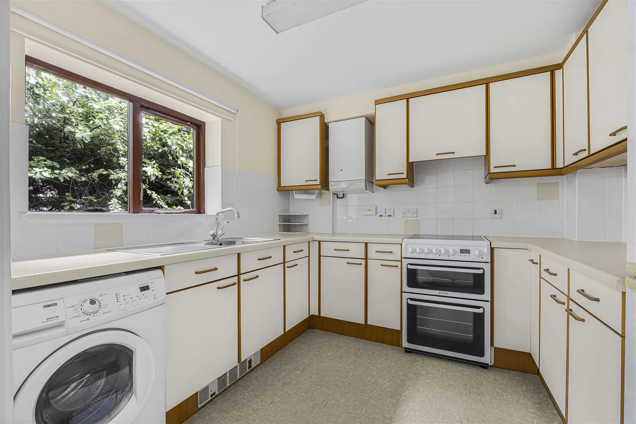 Emmbrook Court, Reading, RG6, photo 4