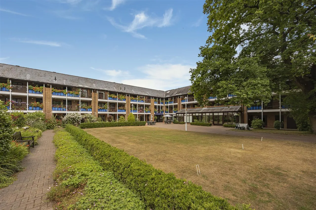 Emmbrook Court, Reading, RG6, photo 13