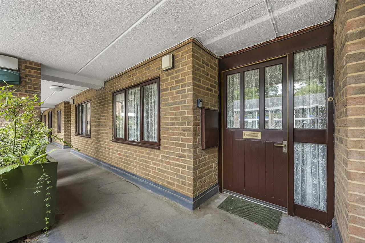 Emmbrook Court, Reading, RG6, photo 2