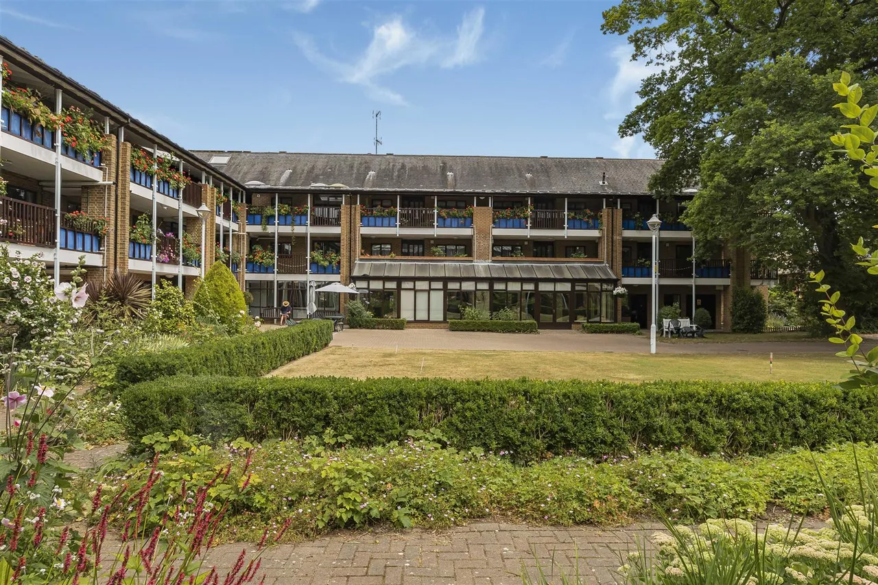 Emmbrook Court, Reading, RG6, photo 14