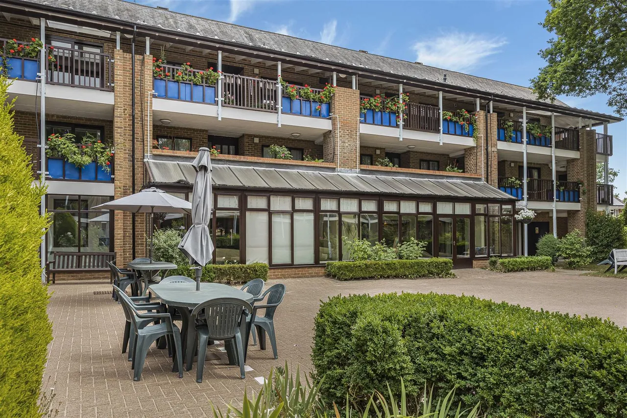 Emmbrook Court, Reading, RG6, photo 15