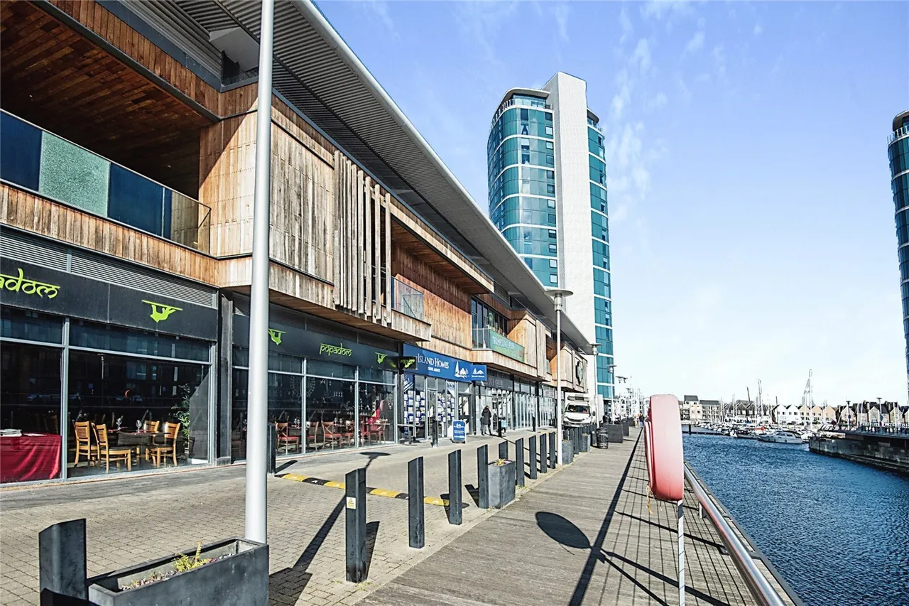 2 bed flat for sale, Dock Head Road, Chatham, ME4