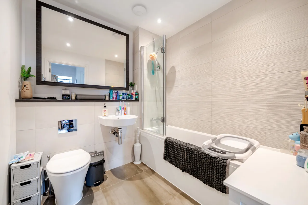 Ceres Crescent, Epsom, KT17, photo 7