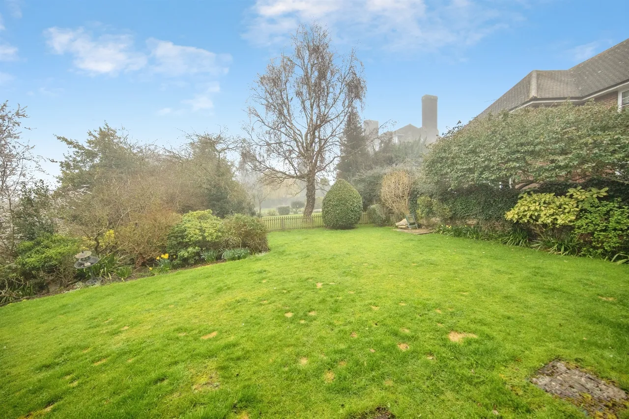 2 bed flat for sale, Holland Road, Frinton-On-Sea, CO13