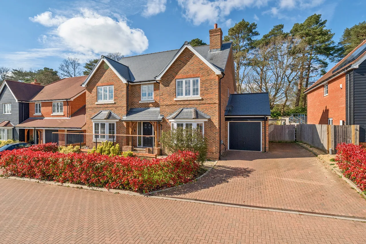 5 bed house for sale — Baker Oats Drive, Farnham, GU10